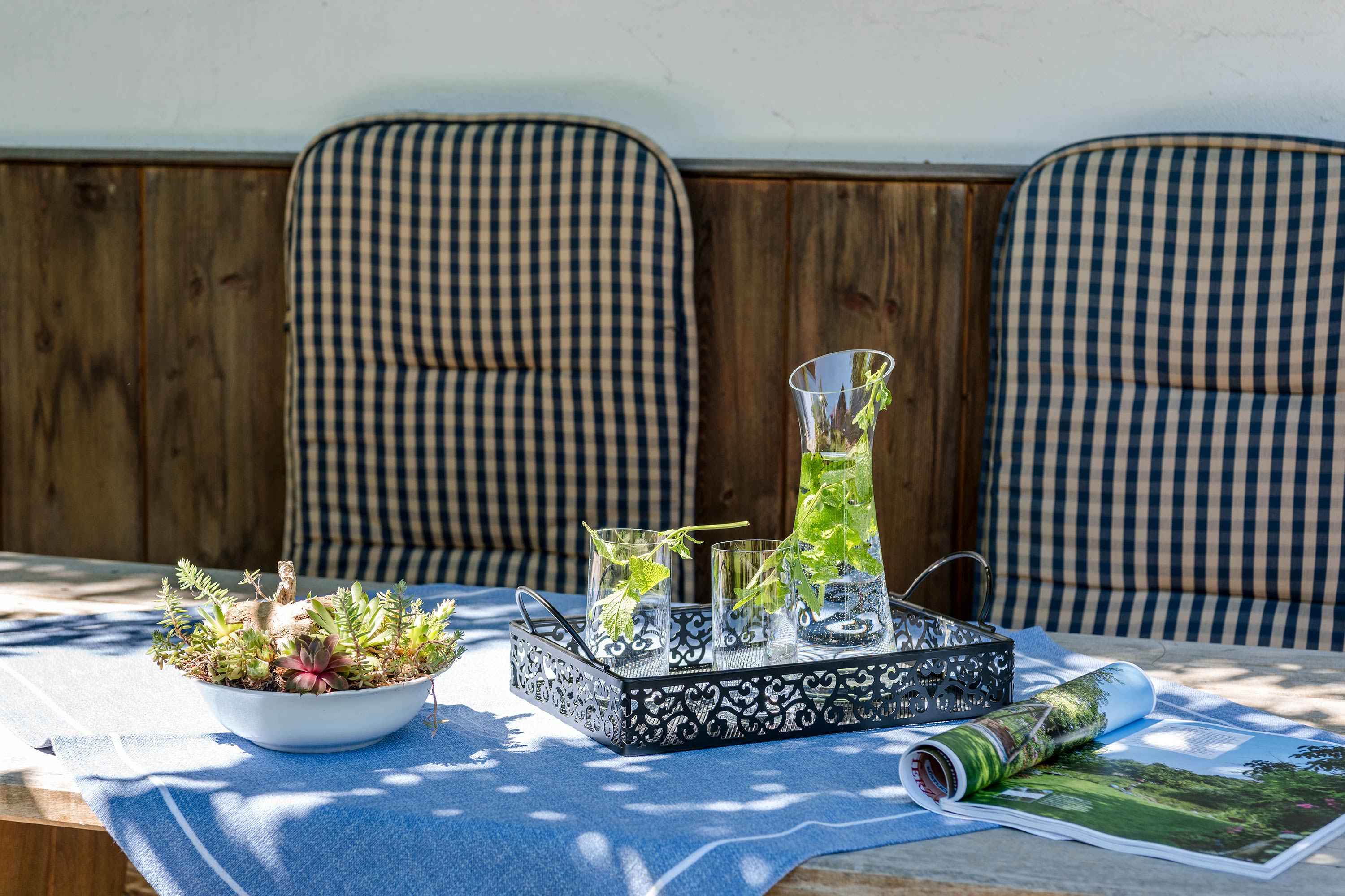 Gartenbank Erfrischung Zeitschriften lesen im Garten